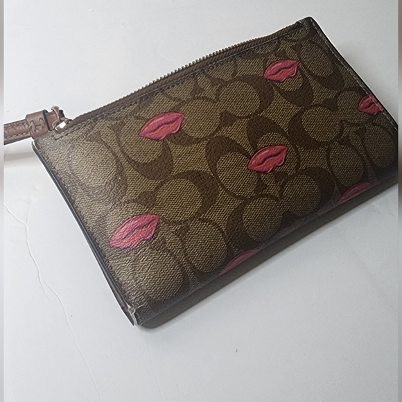 Coach Lips Wallet - Picture 6 of 7